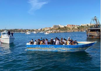 Lampedusa, 21 sbarchi di migranti in poche ore. Hotspot al limite, 1.335. Recuperato il corpo di una donna