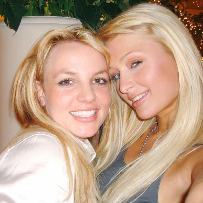 Paris Hilton smentisce le teorie sul complotto su Britney Spears: le foto insieme su Instagram