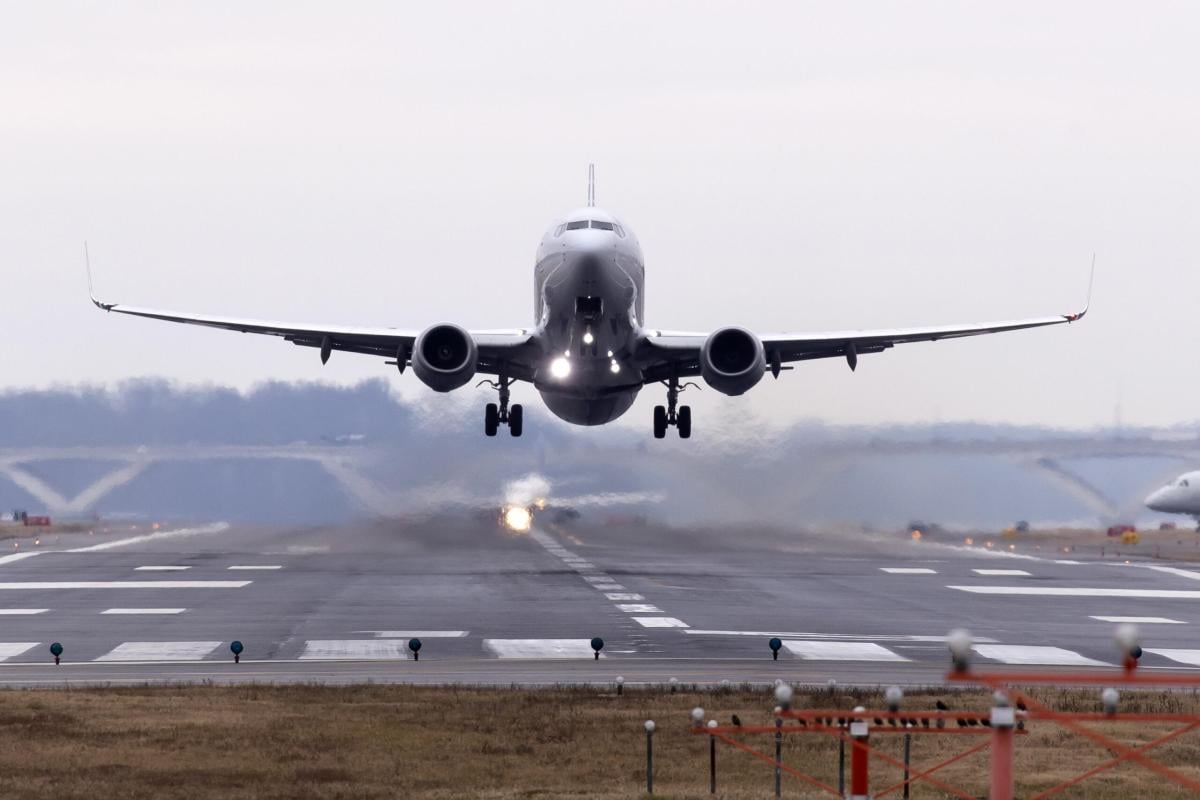 Usa, paura su un volo America Airlines si spegne un motore