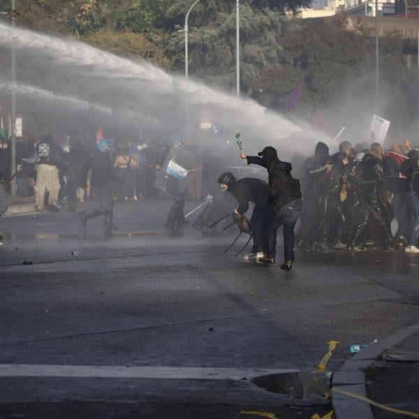 Il pomeriggio di guerriglia dei pro-Palestina a Roma, il bilancio e le immagini degli scontri: 30 agenti e 3 manifestanti feriti | VIDEO