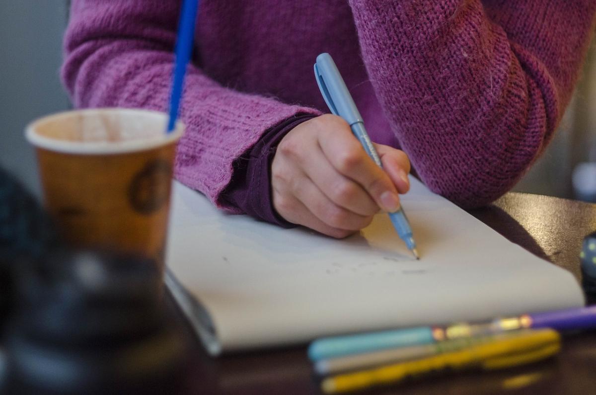 Cosa dice la circolare Valditara sullo stop ai cellulari in classe anche per l’uso didattico? “I bambini devono scrivere sul diario, non si abolirà il digitale”, la psicopedagogista Campanaro chiarisce