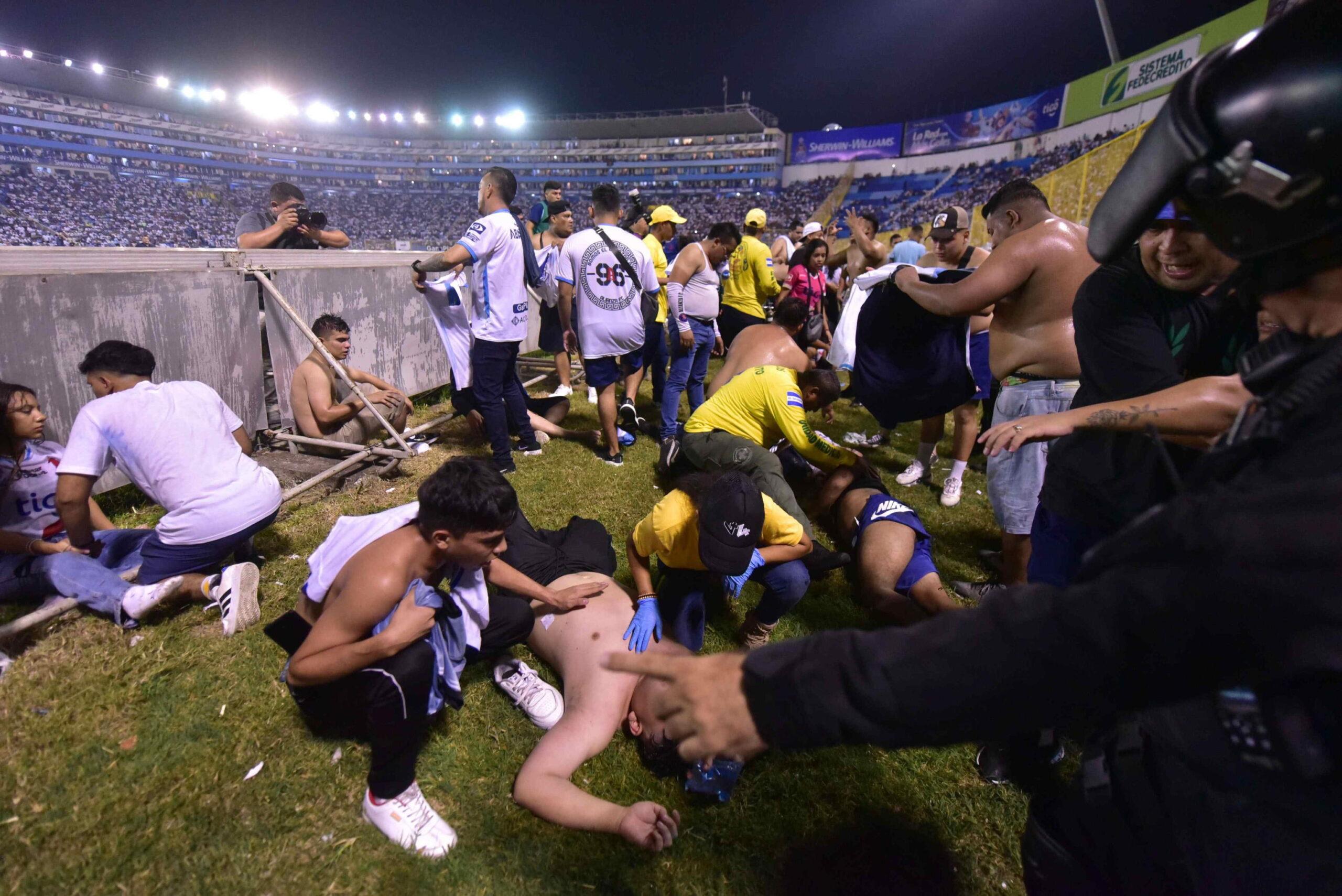 Tragedia a El Salvador, 12 morti travolti dalla folla all’ingresso dello stadio di Cuscatlan | FOTO