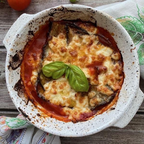 Un goloso piatto unico: la parmigiana di melanzane in crosta di pane