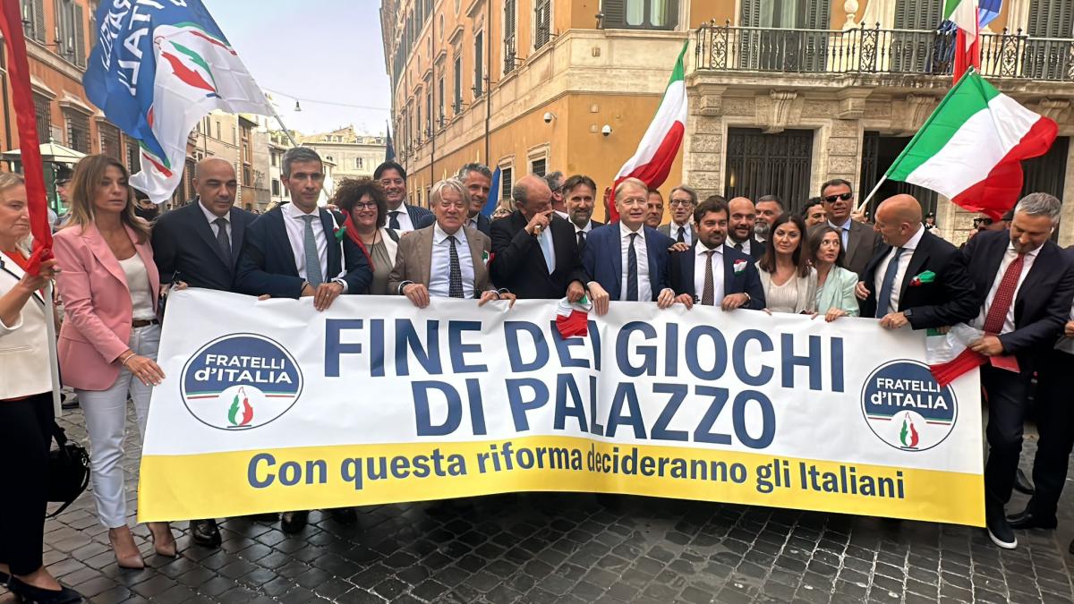 Premierato approvato in Senato, il governo Meloni esulta al flashmob di FdI, Malan: “Mai più inciuci” | VIDEO