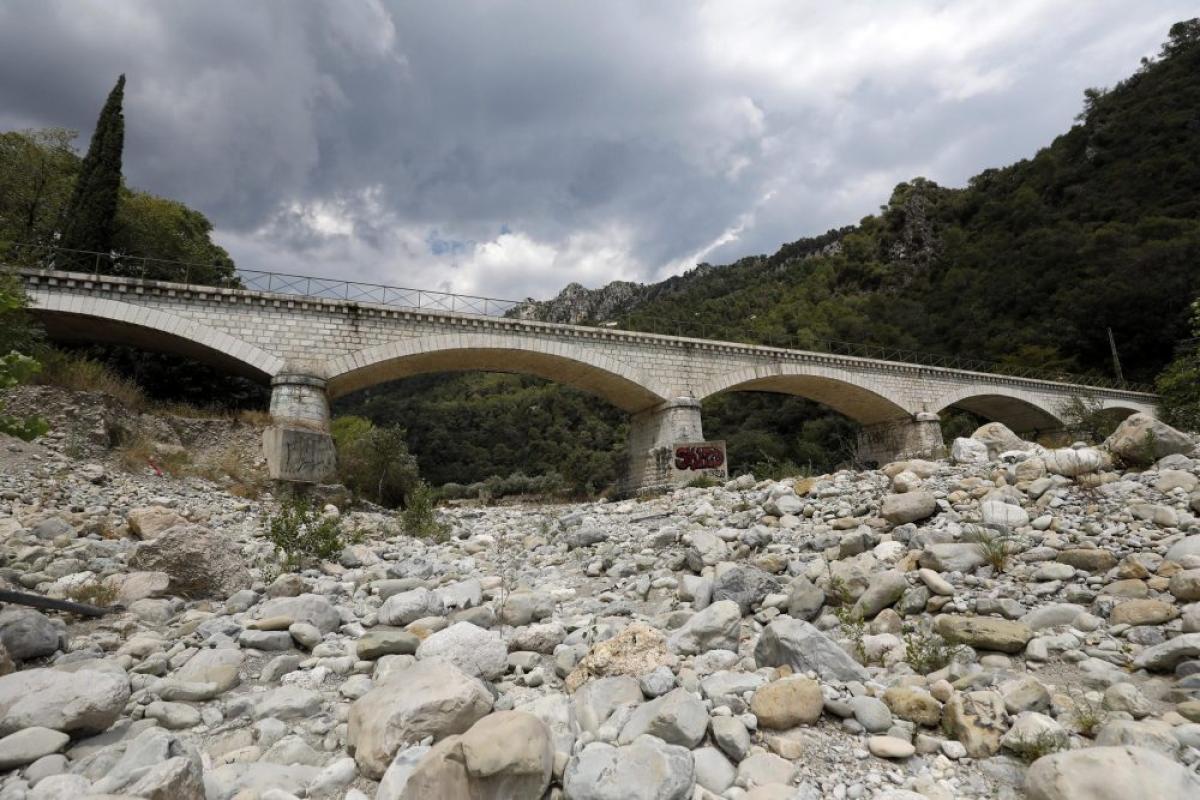 Francia, situazione “storica”: allarme siccità e comuni senza acqua…