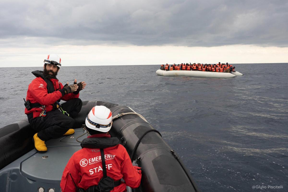 Migranti, nave Emergency attracca al porto di Civitavecchia