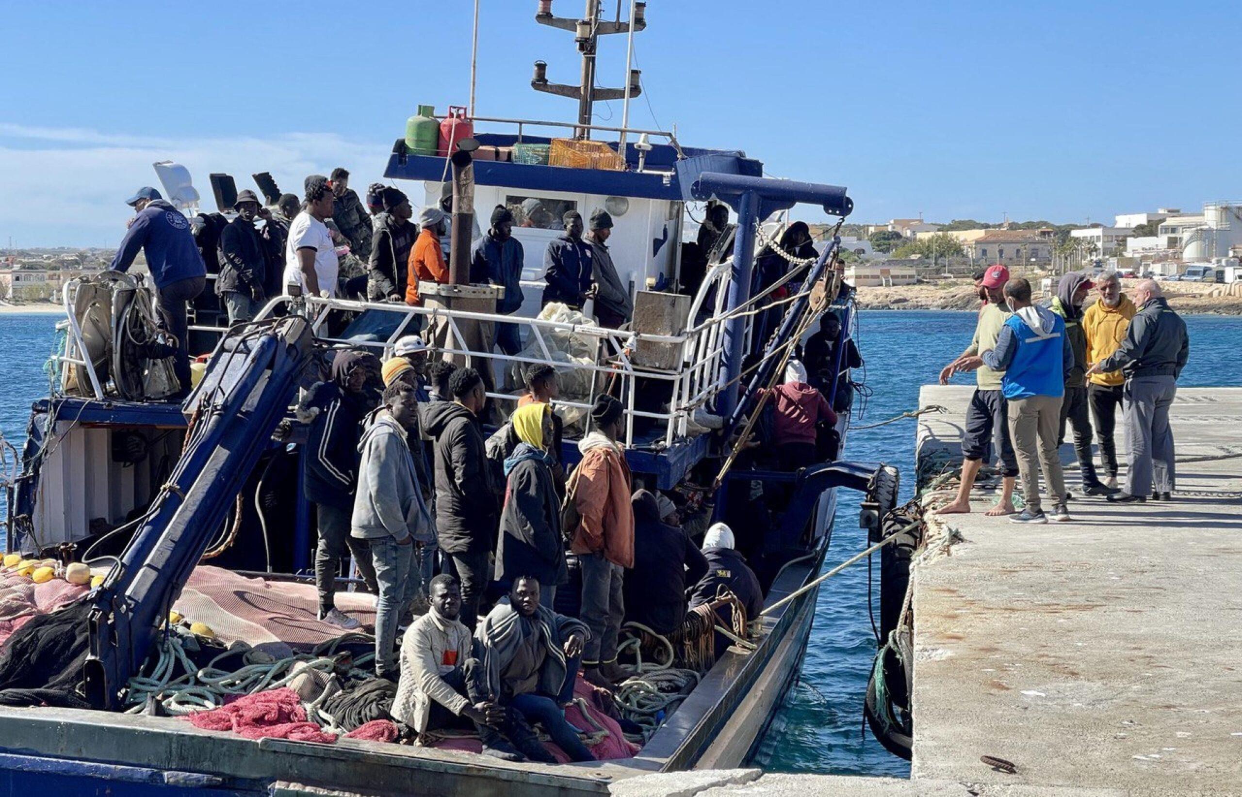 Naufragio migranti in Tunisia, almeno 19 vittime. Sbarchi record a Lampedusa