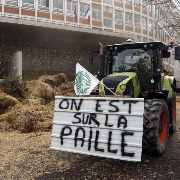 Francia, la protesta degli agricoltori blocca le strade: disagi nel sud francese