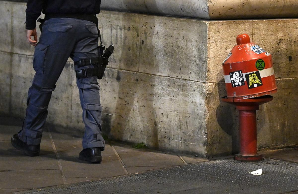 Roma, falso allarme bomba in via dei Due Macelli a causa di un trolley abbandonato