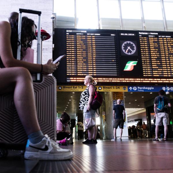 Cadavere trovato a Roma: chi è la donna morta sui binari della stazione Termini? Circolazione sospesa e indagini in corso