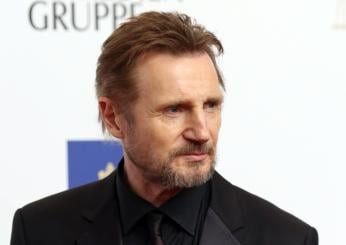 Liam Neeson volta le spalle all’amore e si consola con i gialli: le conquiste amorose del divo di Hollywood