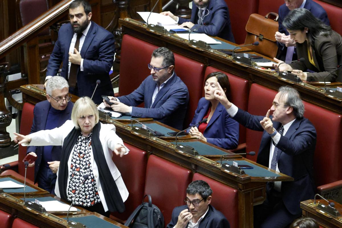 Decreto Pa, il Governo pone la fiducia e infiamma le opposizioni: “…