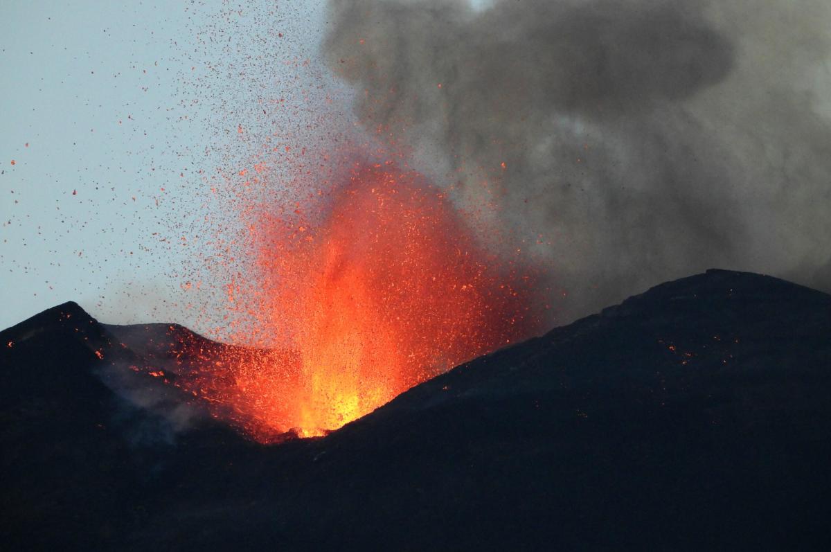 Etna, la Protezione Civile: “Alto rischio eruzioni”. Attivato il pr…