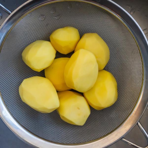 I 7 usi dell’acqua di cottura delle patate per pelle e capelli