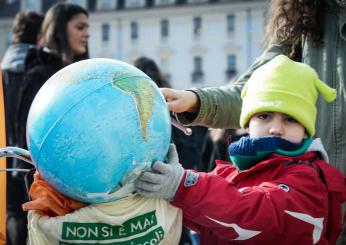 Attivisti di Fridays For Future scendono nelle piazze: “Se ci bloccano il futuro noi blocchiamo le città”