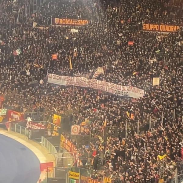 Roma – Fiorentina i tifosi giallorossi sono con Mourinho: “Romanista a vita”, striscione e interviste | Video