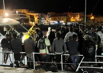 Notte di sbarchi a Lampedusa: 578 migranti arrivati, oltre 1.400 ospiti all’hotspot