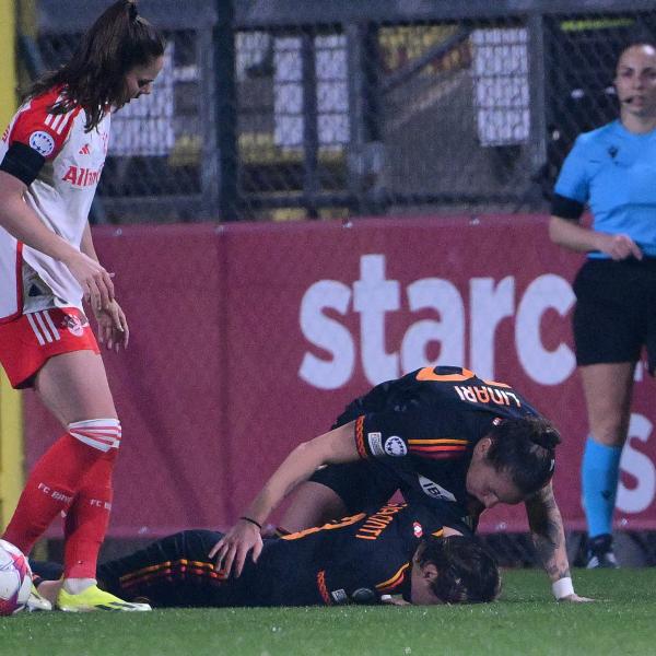 Champions League femminile, Roma – Bayern Monaco paura per Giacinti: si accascia a terra per un malore,  esce in barella ma sta bene