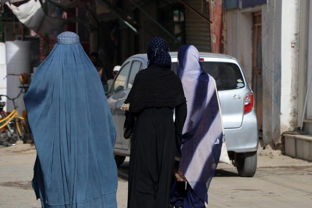 Burqa Firenze: strappa il velo e spinge la donna incinta giù dal treno: denunciato