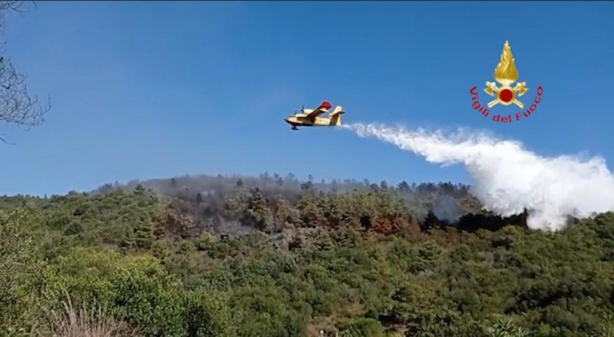 Incendio nella zona portuale di Marsala, bruciate tre imbarcazioni