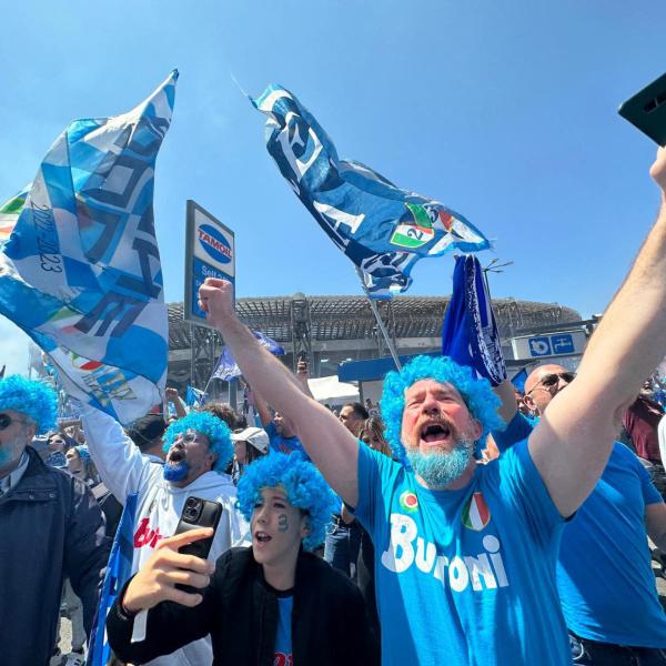 Napoli – Fiorentina, proseguono i festeggiamenti per lo scudetto | VIDEO E FOTO