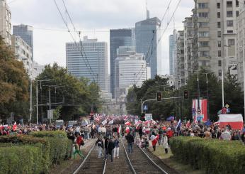 Polonia, l’opposizione scende in piazza a Varsavia: presenti un milione di persone | FOTO