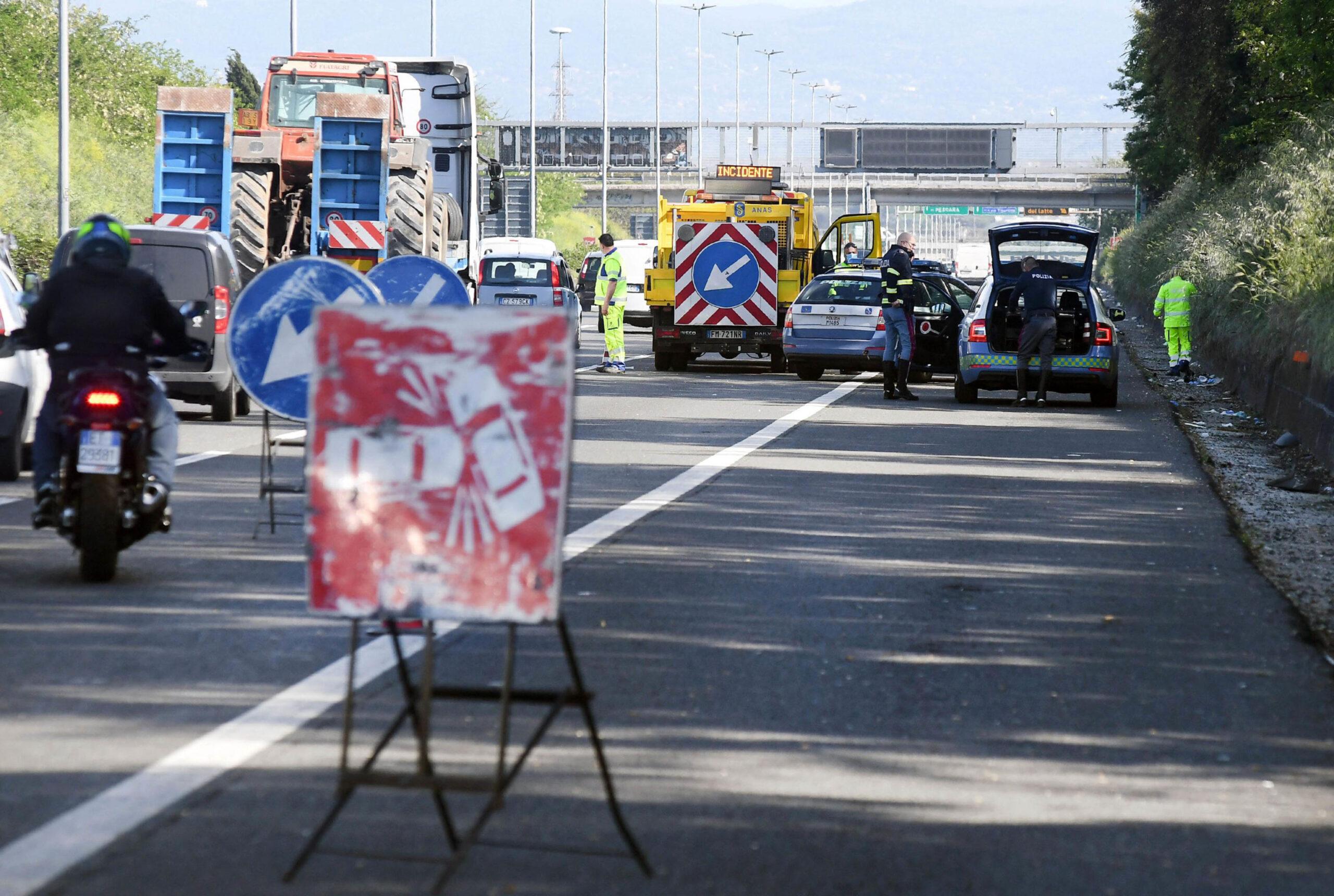 Roma, incidente in via di Boccea: moto finisce fuori strada, morto un 21enne