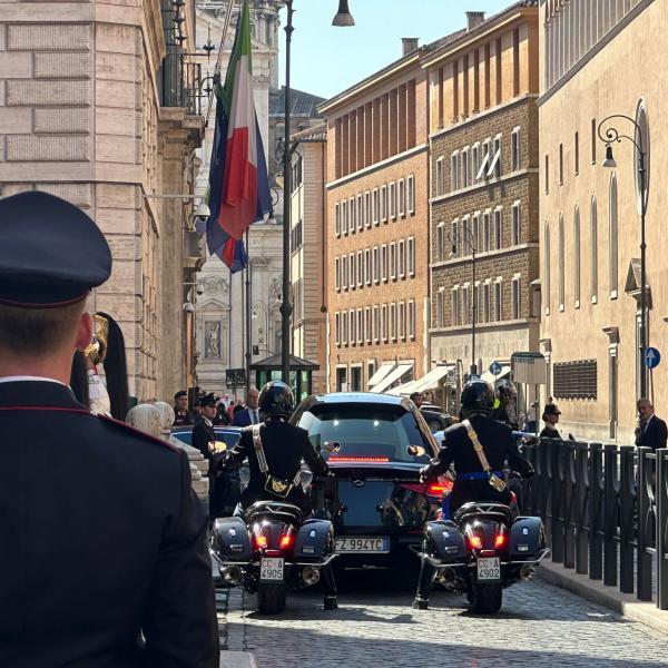 Funerale di Napolitano, corteo funebre: il carro dal Senato alla Camera | VIDEO