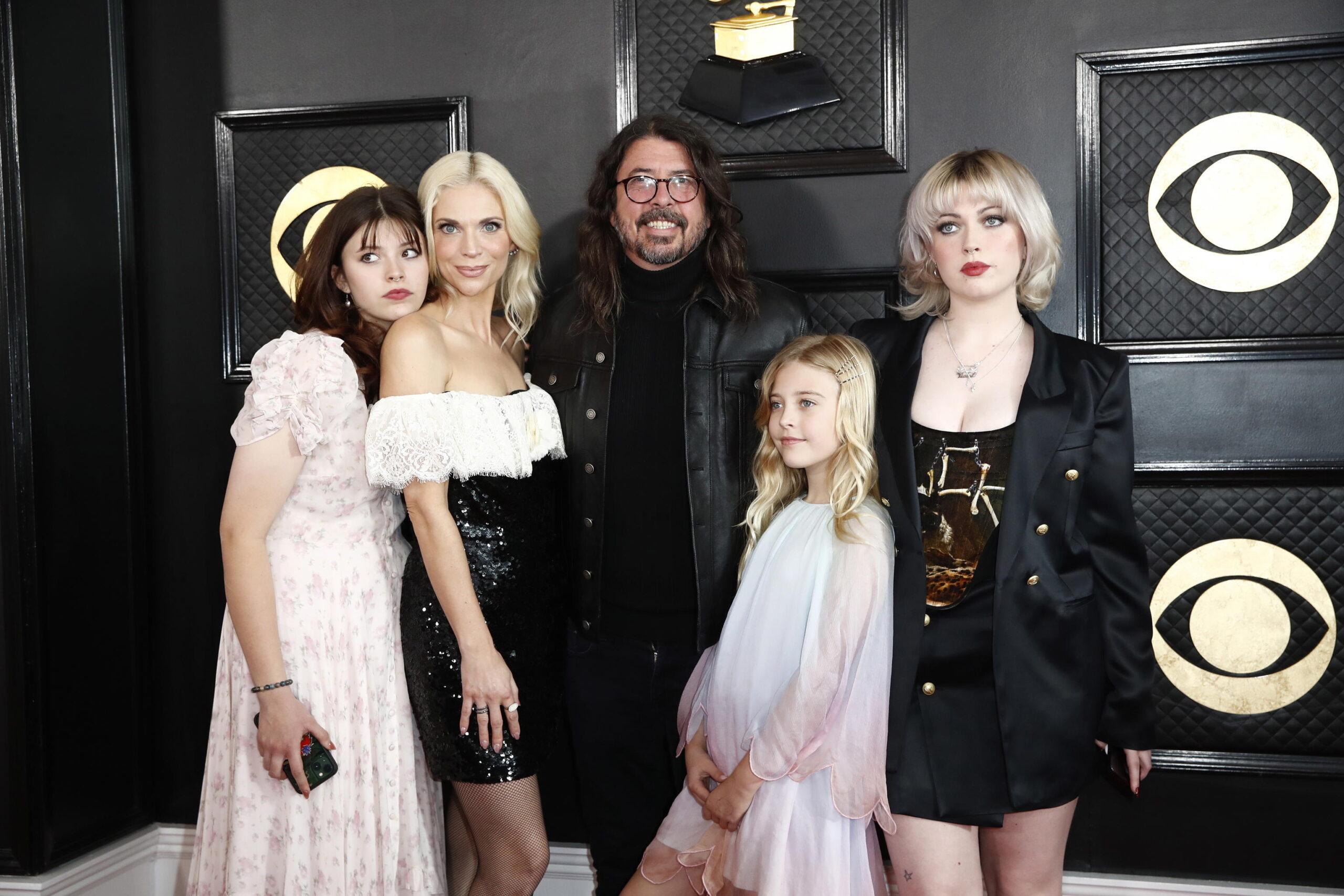 Chi è Jordyn Blum, moglie di Dave Grohl? Il frontman dei Foo Fighters svela: “Ho avuto una bambina da una relazione extraconiugale”