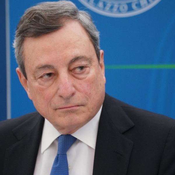 Draghi e il nuovo decreto con aiuti alle famiglie: sconti su benzina e bollette