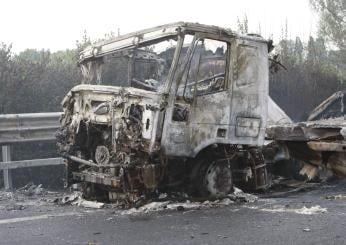 Paura sulla E45, camion in fiamme e strada chiusa al traffico a Mercato Saraceno (Forlì-Cesena)