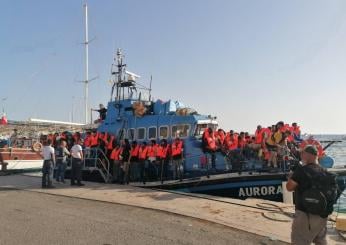 Migranti, nave Sea Watch in fermo per 20 giorni: “Sbarcati senza permesso”