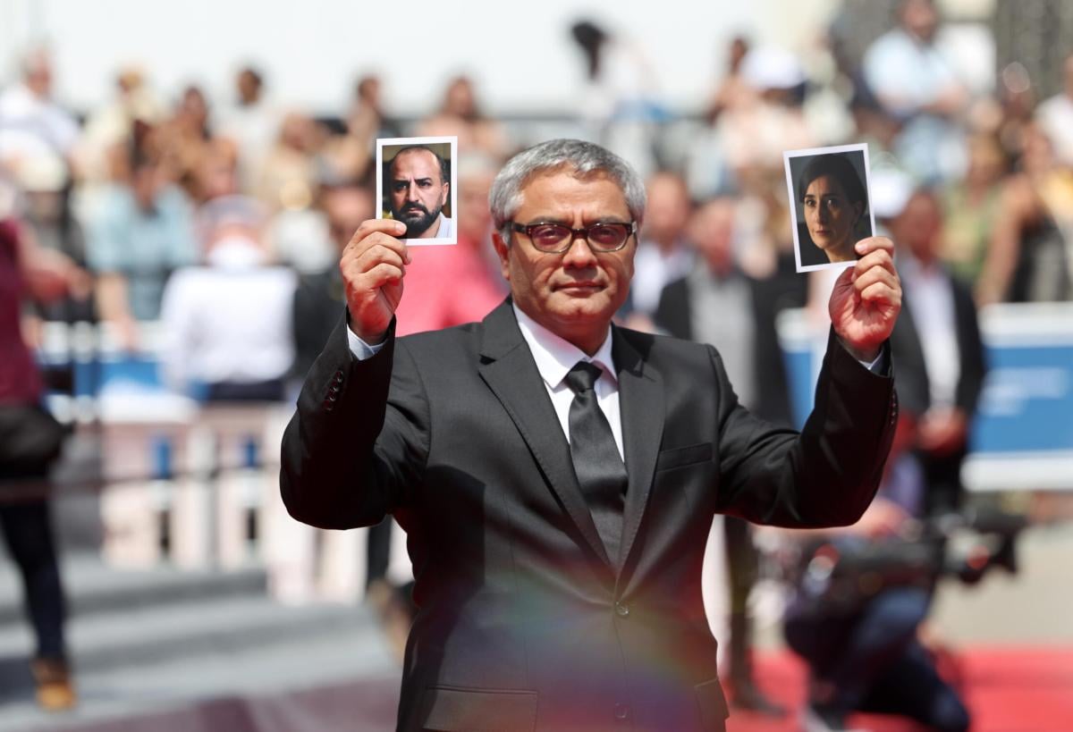 Festival di Cannes 2024, il regista iraniano Rasoulof mostra le immagini degli attori bloccati nel Paese | FOTO