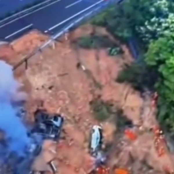 Tragedia in Cina, crollata una parte dell’autostrada a Guangdong: almeno 48 morti | VIDEO