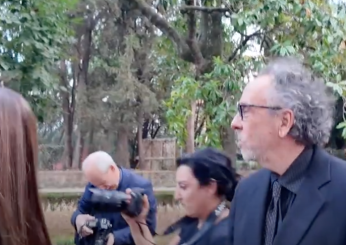 Globi d’Oro 2024, Tim Burton e Monica Bellucci sono le star: lui dà appuntamento a Venezia | VIDEO