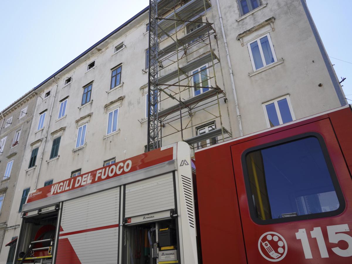 Incendio a Livorno, veicoli in fiamme a Piazza Magenta