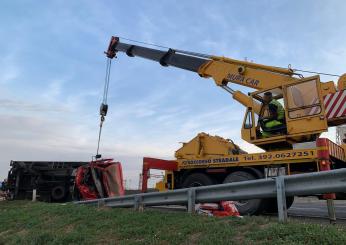 Incidente sull’A14 oggi, camion si ribalta nei pressi di Porto Recanati: un ferito e strada bloccata