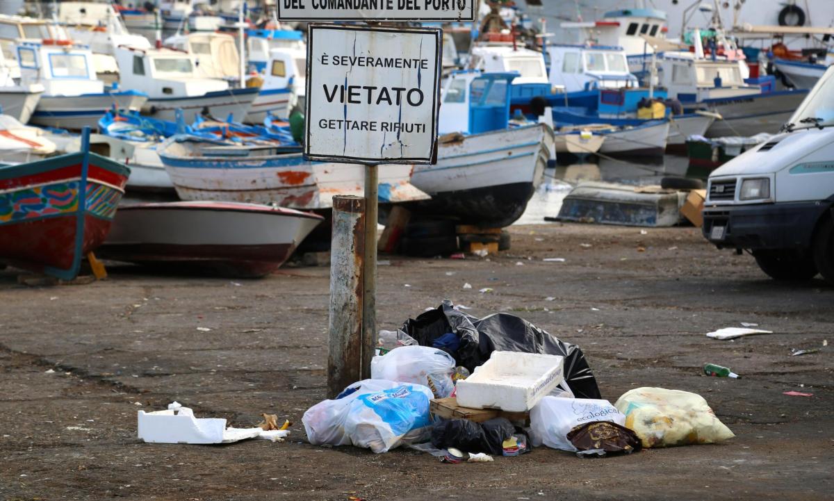 Palermo, nascondeva la droga fra i rifiuti: arrestato un 31enne con…