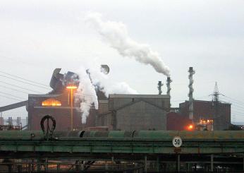 Ex Ilva di Taranto e inquinamento ambientale, la class action risarcitoria di Genitori Tarantini: “Lutti in ogni famiglia a causa delle emissioni”