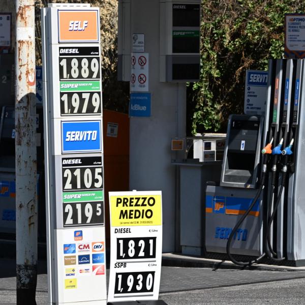 Ravenna, uomo cerca di darsi fuoco vicino ad un distributore di benzina: fermato dalla polizia