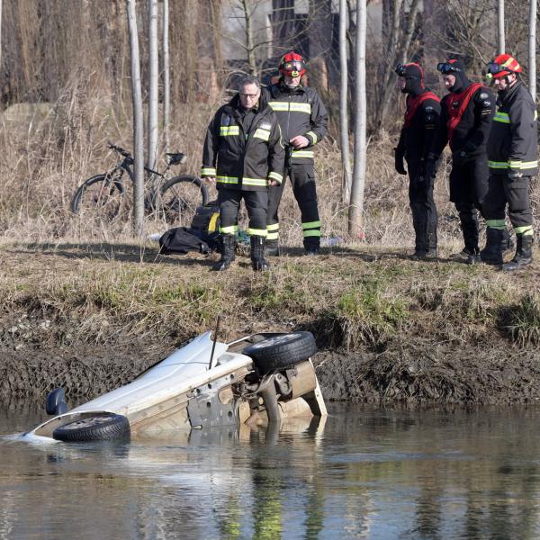 Novara, perde il controllo dell’auto per un malore e finisce nel canale Cavour: morto un 80enne