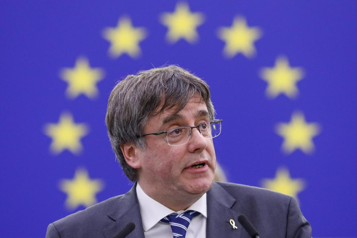 Chi è Carles Puigdemont, biografia e carriera politica dell’ex presidente della Catalogna