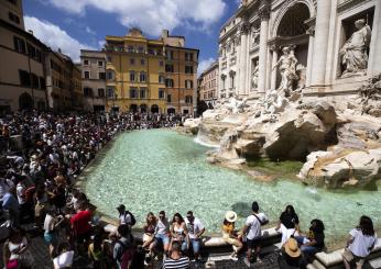 Roma, si tuffa nella Fontana di Trevi e viene placcato dalla polizia: il filmato virale sui social | VIDEO