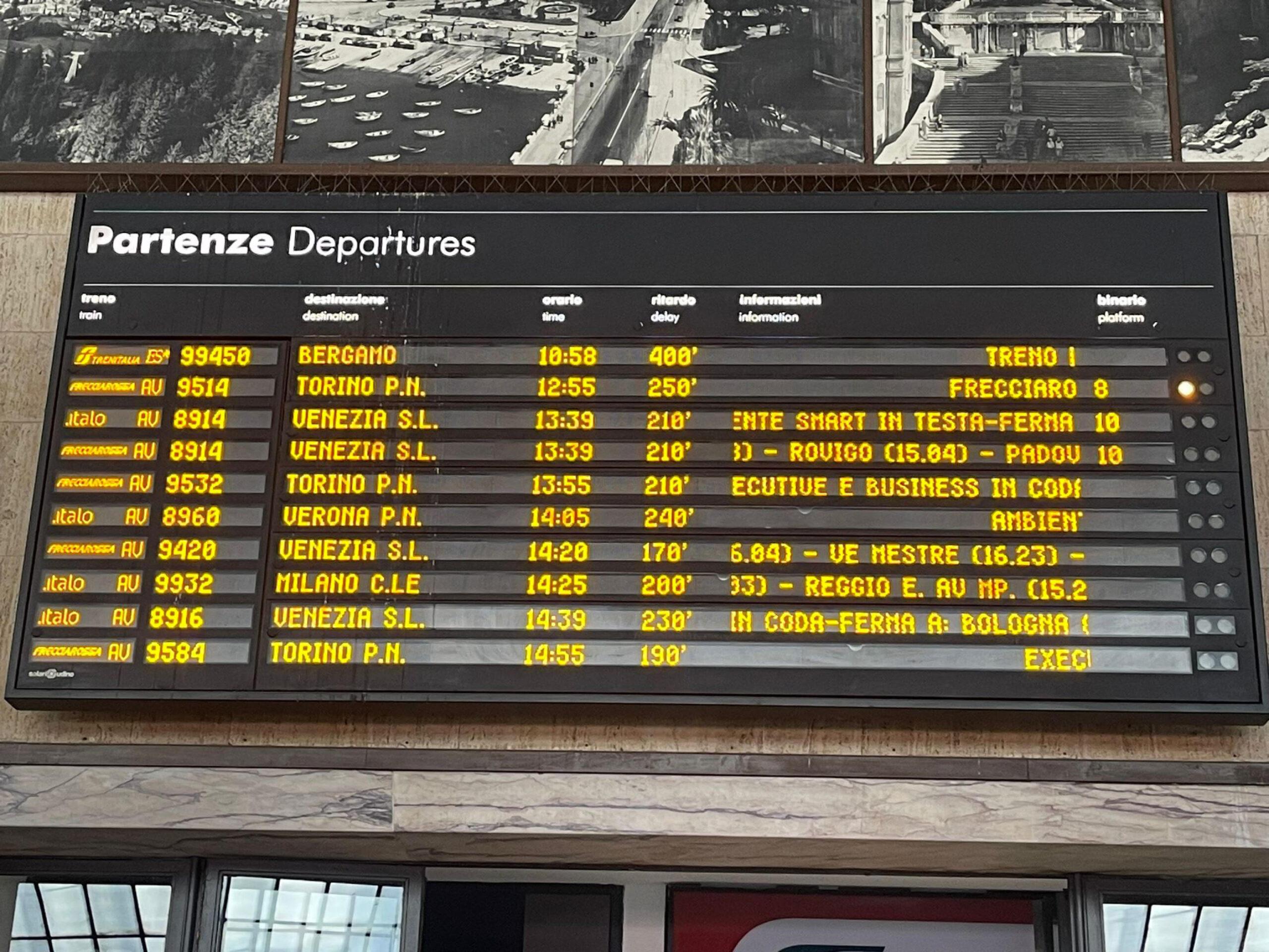 Firenze, treni bloccati per un guasto alla stazione di Rovezzano: ritardi fino a 180′ | FOTO