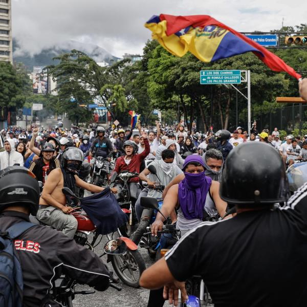 Elezioni Venezuela 2024, le proteste contro Maduro infiammano le città: Caracas sotto assedio