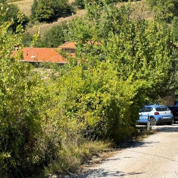 Chi sono le tre persone morte trovate in un casolare a Perugia? La Polizia pensa a un omicidio-suicidio