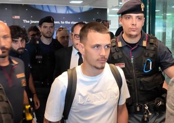 Roma, arriva a Fiumicino Le Fee: “Sto bene”. Il ds Ghisolfi: “Sarà utile alla squadra”. Oggi le visite mediche e poi la firma del contratto| VIDEO