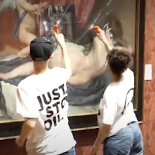 Inghilterra, attivisti di Just Stop Oil rompono a martellate la teca della Venere di Velazquez a Londra | VIDEO