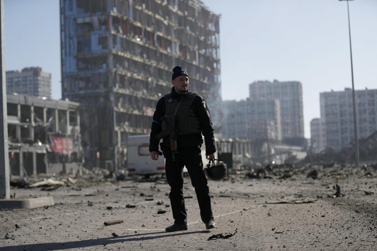 Guerra in Ucraina, nella notte bombardamento su Kiev: 3 morti, tra …