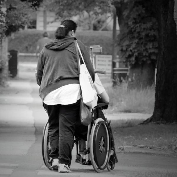 Indennità di Accompagnamento 2023: a chi spetta l’assegno INPS al familiare o al disabile?